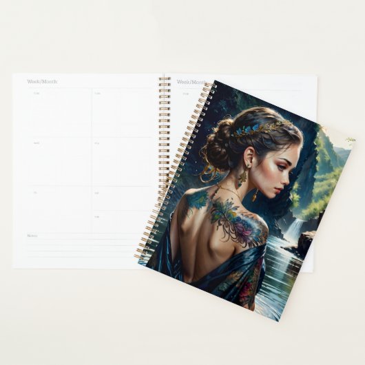 Mooie jonge vrouw met tatoeage op haar schouder. planner (Display)