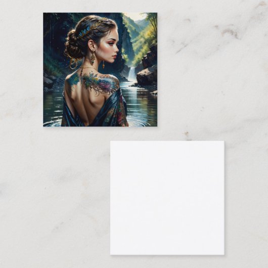Mooie jonge vrouw met tatoeage op haar schouder. vierkante visitekaartje (Voorkant / Achterkant)