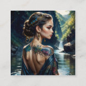 Mooie jonge vrouw met tatoeage op haar schouder. vierkante visitekaartje (Voorkant)