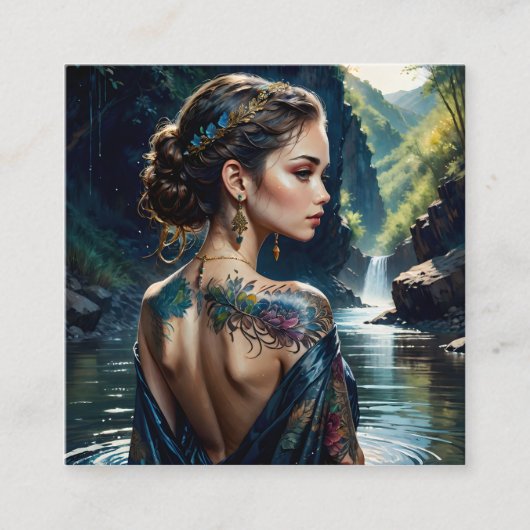 Mooie jonge vrouw met tatoeage op haar schouder. vierkante visitekaartje (Voorkant)