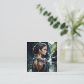 Mooie jonge vrouw met tatoeage op haar schouder. vierkante visitekaartje (Staand voorkant)