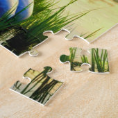 Mooie jonge vrouw zit met herten en leest legpuzzel (Zijkant)