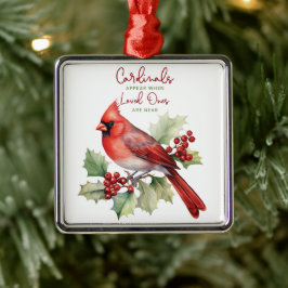 Mooie kardinalen verschijnen wanneer onze geliefde metalen ornament