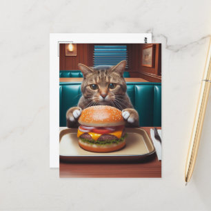 Mooie kat bij een diner met een cheeseburger briefkaart