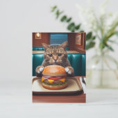 Mooie kat bij een diner met een cheeseburger briefkaart (Staand voorkant)