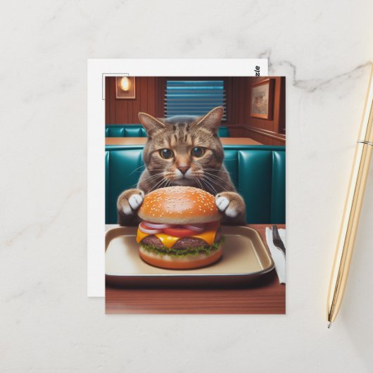 Mooie kat bij een diner met een cheeseburger briefkaart (Voorkant / Achterkant in situ)