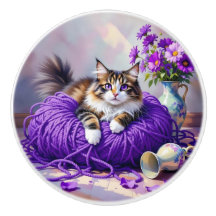 Mooie kat met paarse bloemen en garen