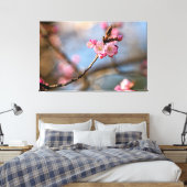 Mooie kersenbloesems tegen de grijze achtergrond canvas afdruk (Insitu (Slaapkamer))