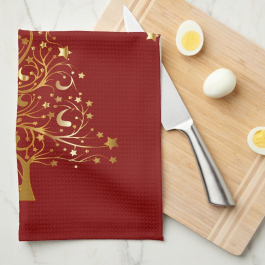 Mooie kerstboom met metallisch goud op donkerrood theedoek (Quarter Fold)