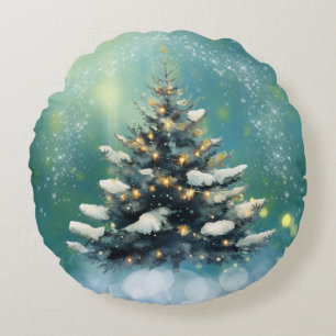 Mooie kerstboom met sneeuw en gouden lampjes rond kussen