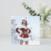 Mooie Kerstmisvrouw over Wintersneeuw (Staand voorkant)