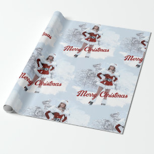 Mooie Kerstmisvrouw over Wintersneeuw Cadeaupapier