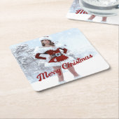 Mooie Kerstmisvrouw over Wintersneeuw Kartonnen Onderzetters (Schuin)