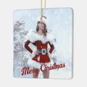 Mooie Kerstmisvrouw over Wintersneeuw Keramisch Ornament (Links)