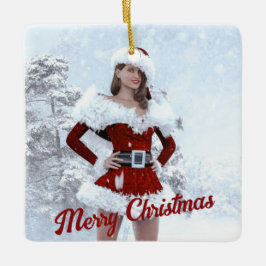 Mooie Kerstmisvrouw over Wintersneeuw Keramisch Ornament