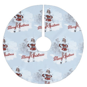 Mooie Kerstmisvrouw over Wintersneeuw Kerstboom Rok