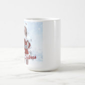 Mooie Kerstmisvrouw over Wintersneeuw Koffiemok (Center)