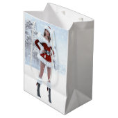 Mooie Kerstmisvrouw over Wintersneeuw Medium Cadeauzakje (Voorkant Gekanteld)