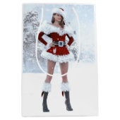 Mooie Kerstmisvrouw over Wintersneeuw Medium Cadeauzakje (Voorkant)