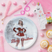 Mooie Kerstmisvrouw over Wintersneeuw Papieren Bordje (Feest)