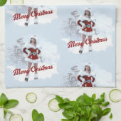 Mooie Kerstmisvrouw over Wintersneeuw Theedoek (Gevouwen)