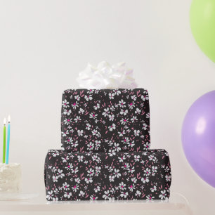 mooie kleine witte roze bloem met zwarte achtergro cadeaupapier