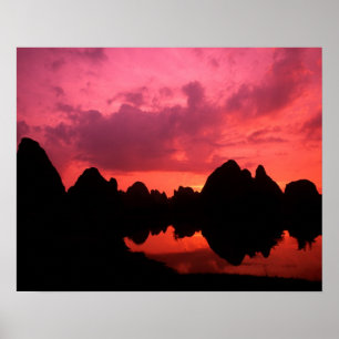 Mooie kleur bij zonsondergang van kalksteenbergen poster