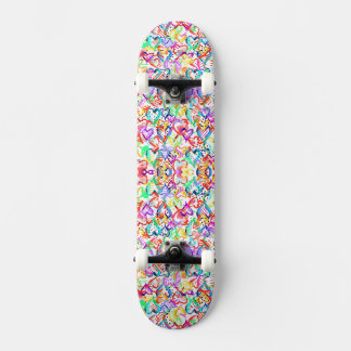 Mooie kleurrijke abstracte hartpatronen persoonlijk skateboard