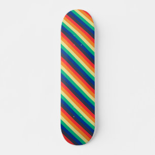 Mooie kleurrijke diagonale regenboog strepen persoonlijk skateboard