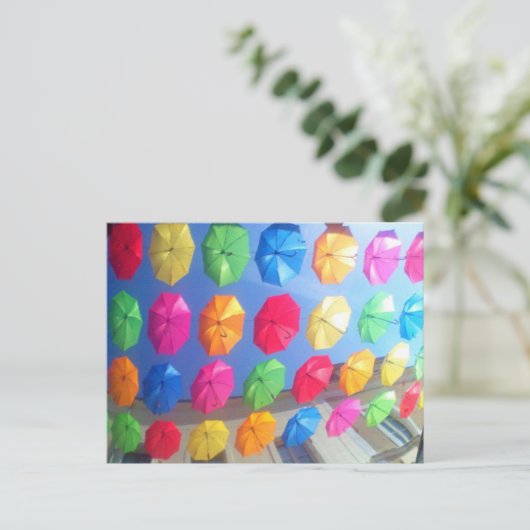 Mooie, kleurrijke paraplu's die over straat rondha briefkaart (Staand voorkant)