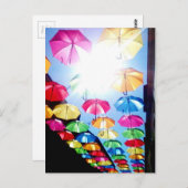 Mooie, kleurrijke paraplu's hangen boven de straat briefkaart (Voorkant / Achterkant)