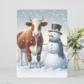 Mooie koe & sneeuwman op het winterveld feestdagenkaart (Staand voorkant)