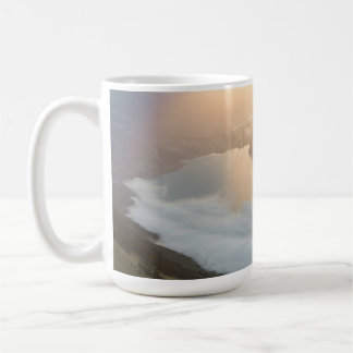 Mooie kuststrand golven koffiekop koffiemok