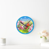 Mooie Ladybug in de bloemtuin.Middelgroot Ronde Klok (Huis)