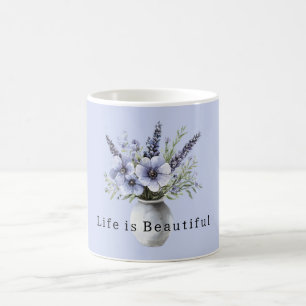 Mooie lavendel paarse bloemen in vaas koffiemok