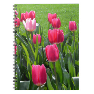 Mooie lente roze tulp bloemen en groene bladeren. notitieboek