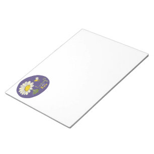 Mooie lente scène met madeliefje en bij notitieblok