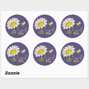 Mooie lente scène met madeliefje en bij ronde sticker