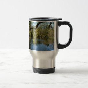 mooie lente wilgenbomen bij water vijver. reisbeker