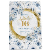 Mooie lichtblauwe bloemen Sweet 16 Gold Glitter Medium Cadeauzakje (Voorkant)