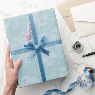 Mooie lichtblauwe witte bloemige nepbruidslovertje cadeaupapier