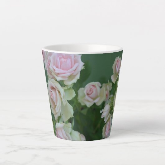 Mooie lichte roze rozen latte mok (Voorkant)