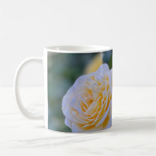 Mooie lichtgele rozen koffiemok