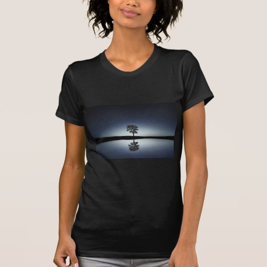 Mooie Lone-boom in het meer bij nacht T-shirt (Voorkant)