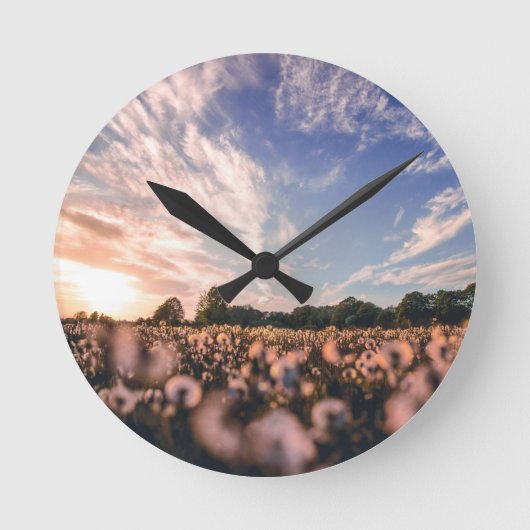 Mooie lucht boven de vlakte ronde klok (Voorkant)