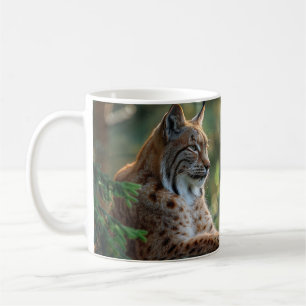 Mooie lynx die ontspant op een rots koffiemok