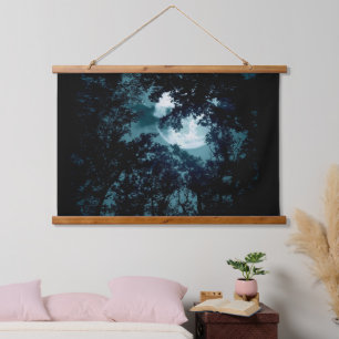 Mooie maan gloed door bomen  hangend wandkleed