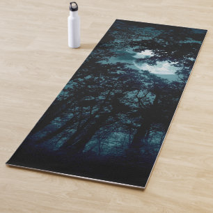 Mooie maan gloed door bomen yogamat
