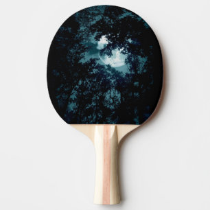 Mooie maan gloeit door bomen tafeltennisbatje