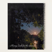 Mooie maan stijgt boven water planner (Achterkant)